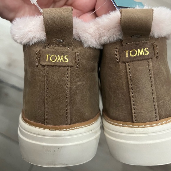 NWT TOMS Paxton Mid-Top Slip-On Women Sneaker Sable Leather Faux Fur 10016046 - Picture 3 of 8